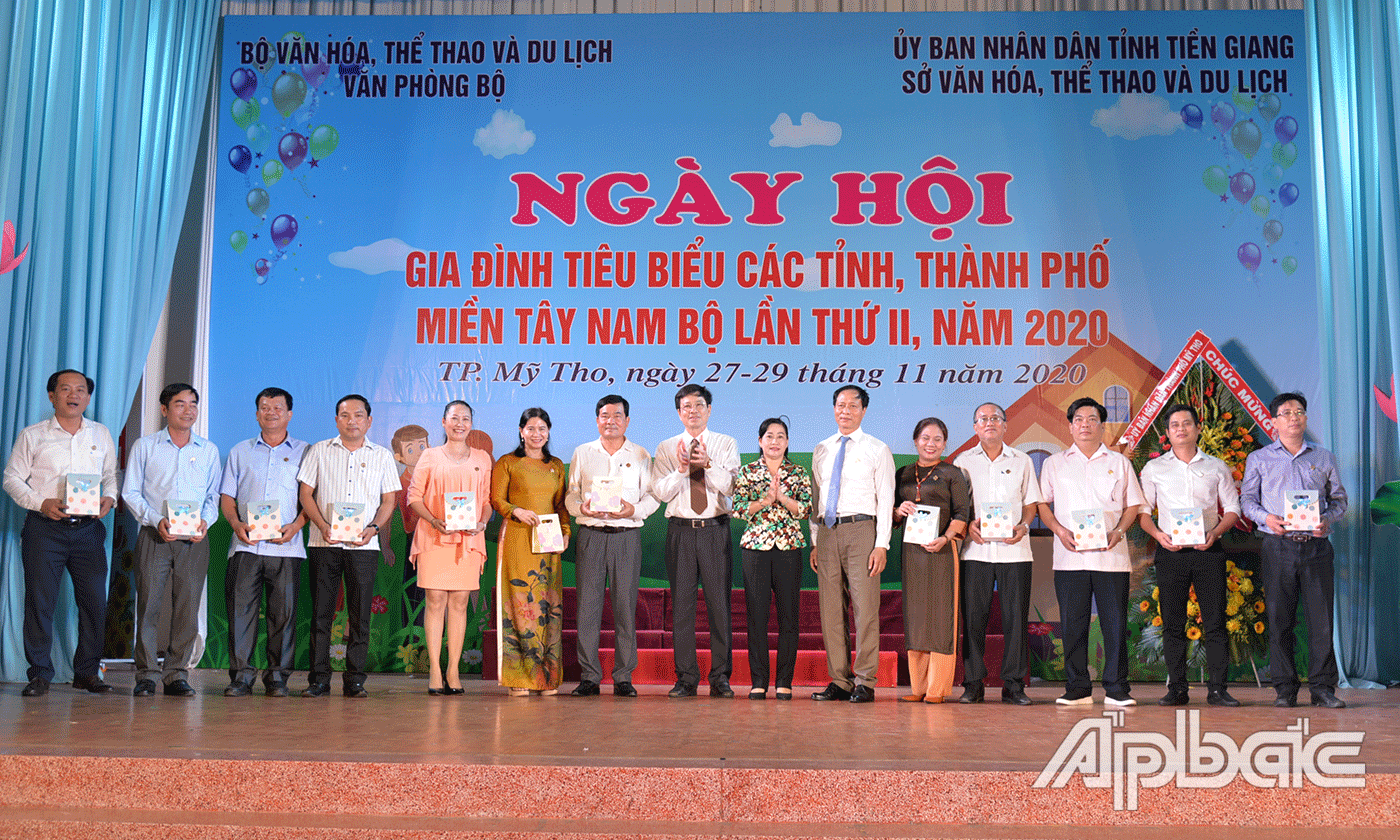 Đồng chí Châu Thị Mỹ Phương và lãnh đạo Sở VHTT&DL Tiền Giang tặng quà lưu niệm cho các đơn vị tham gia Ngày hội.