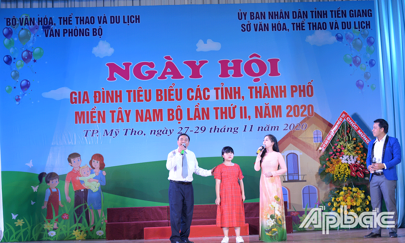 Các gia đình tham gia thi phần thi tự giới thiệu.