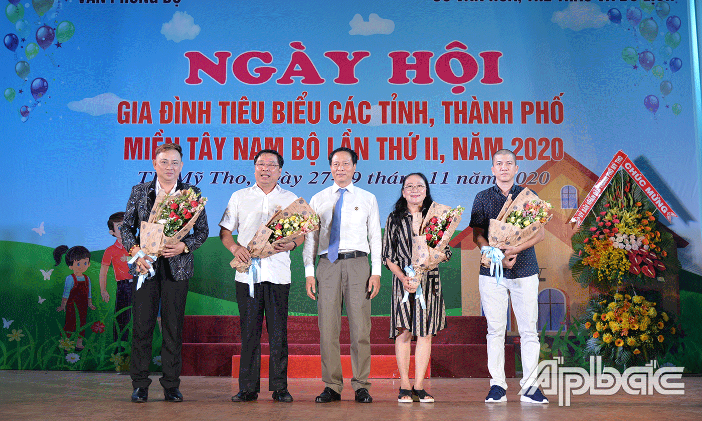 Ban tổ chức tặng hoa cho ban giám khảo.