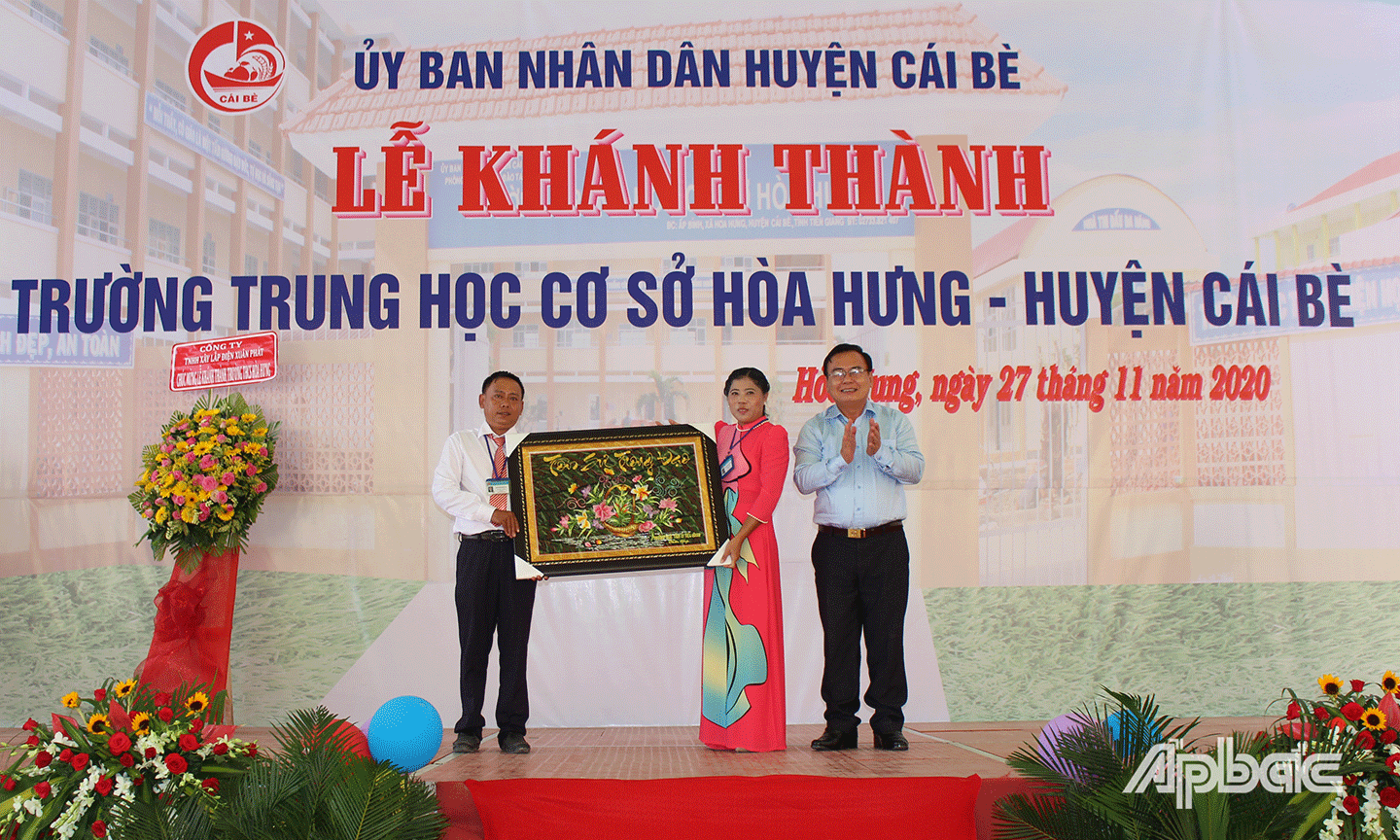 Phó Bí thư Thường trực Tỉnh ủy Võ Văn Bình tặng bức tranh lưu niệm cho nhà trường. 