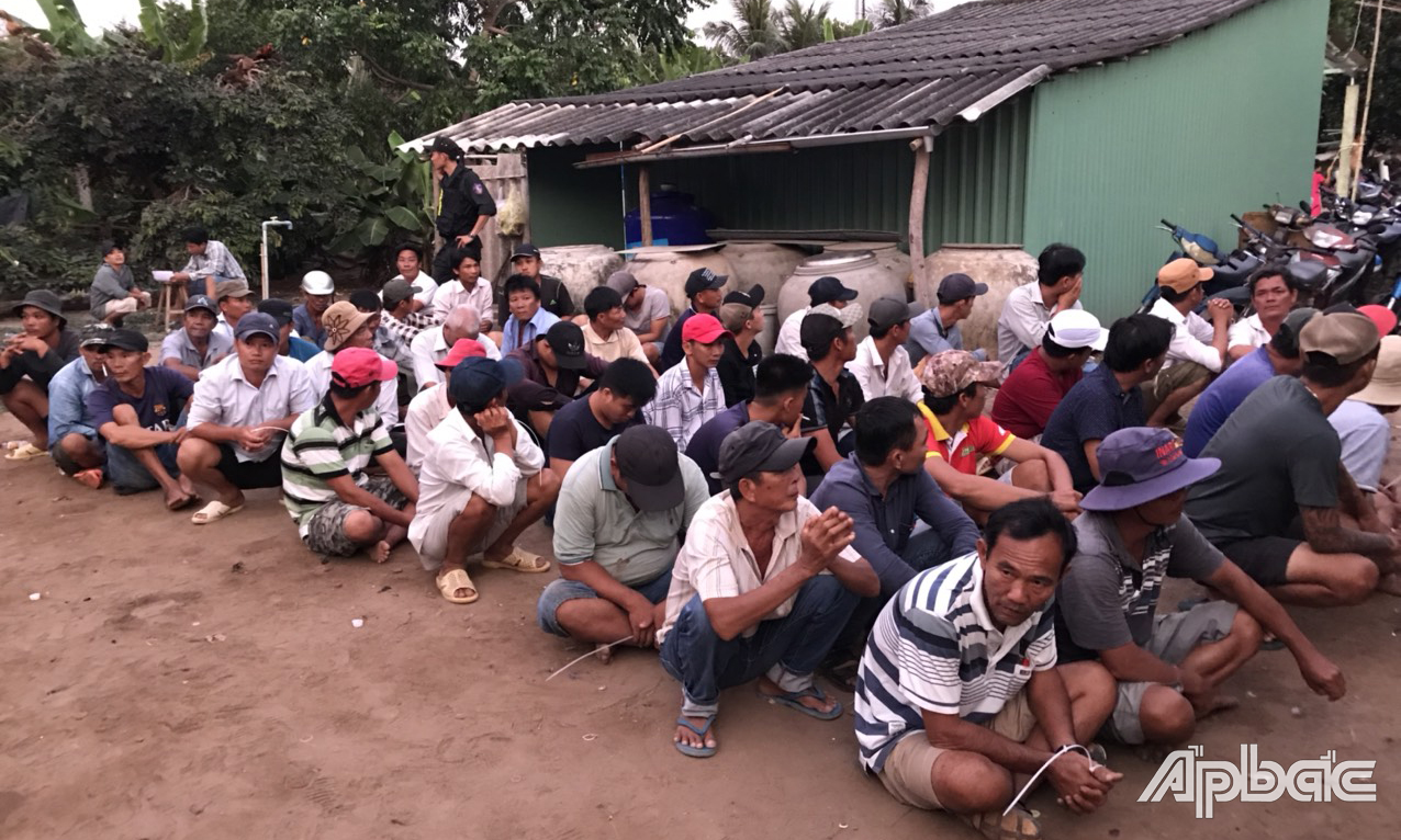 Các con bạc có mặt tại nơi tổ chức đá gà.
