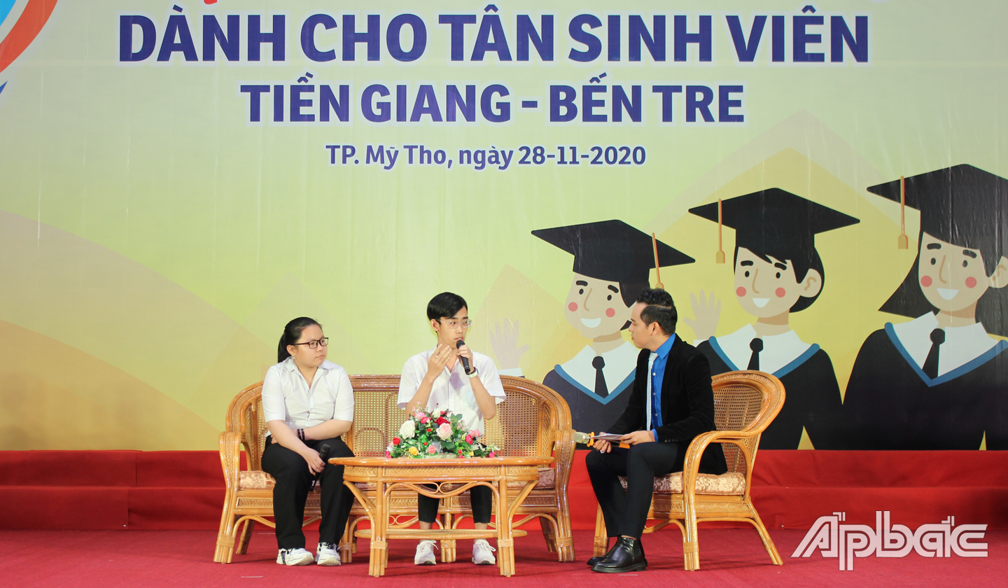 Giao lưu với hoàn cảnh các tân sinh viên tiêu biểu. 