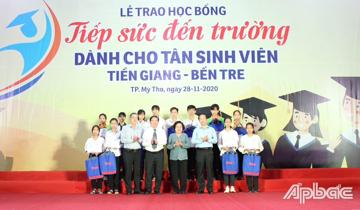 Trao học bổng. 