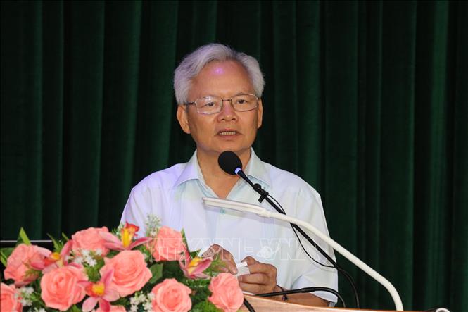 GS.TS Tạ Ngọc Tấn, Phó Chủ tịch Hội đồng Lý luận Trung ương, Ủy viên Ban Chủ nhiệm Đề án Biên soạn Bách khoa toàn thư Việt Nam trình bày tham luận tại hội thảo.