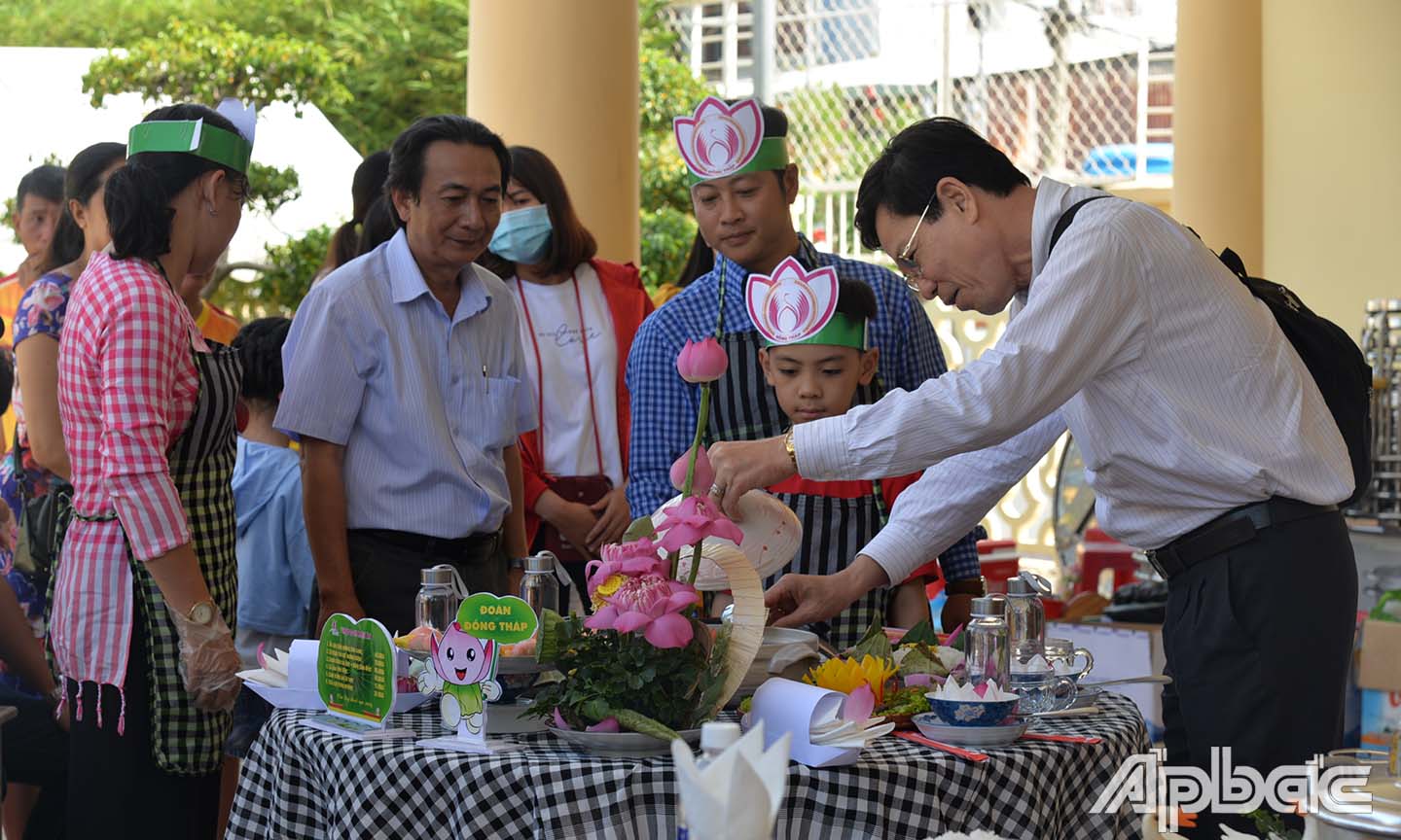 Ban Giám khảo chấm điểm phần thi ẩm thực.