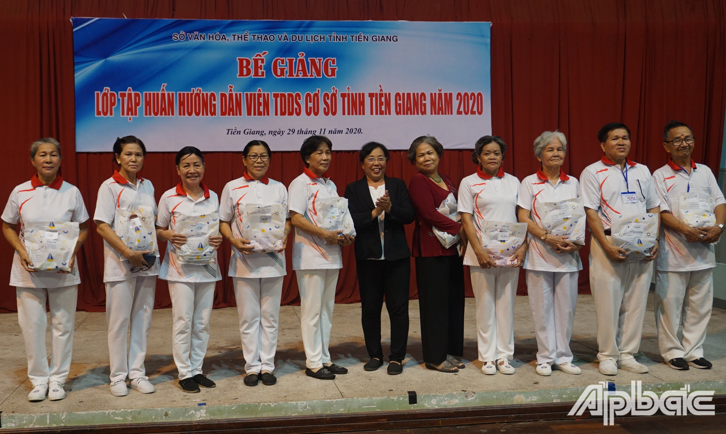 Bà Đinh Thị Thanh Nga, Ủy viên Ban Chấp hành Hội Người cao tuổi tỉnh Tiền Giang trao quà cho các học viên có thành tích tốt