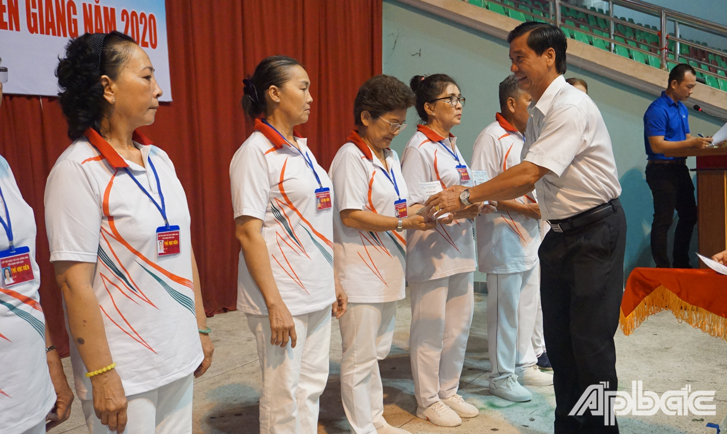 : Ông Trần Phát Tài, Giám đốc Trung tâm Đào tạo, Huấn luyện và Thi đấu tỉnh Tiền Giang trao Giấy Chứng nhận cho các học viên