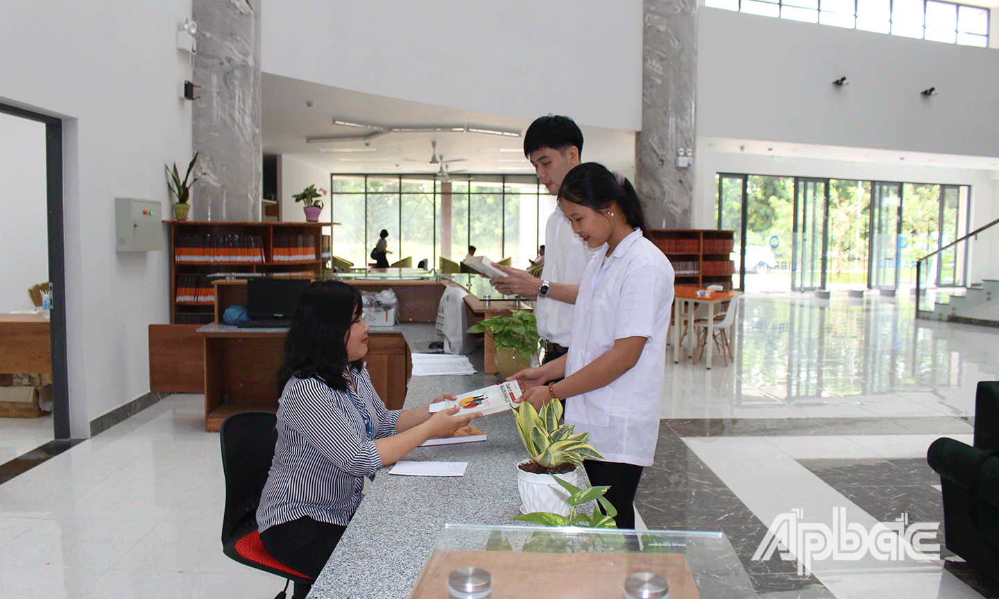 Bộ phận quản lý thư viện với trình độ chuyên môn, nghiệp vụ, tay nghề tốt. 