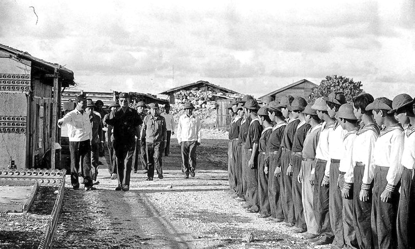 Đại tướng Lê Đức Anh thị sát Trường Sa tháng 5-1988.