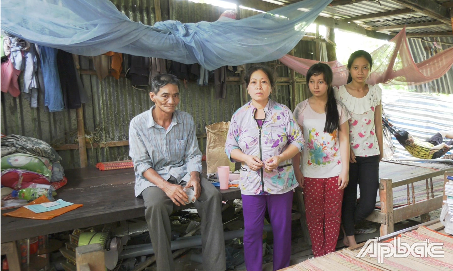 Vợ chồng anh Bảy và 2 đứa con gái trong căn nhà rách dột.  