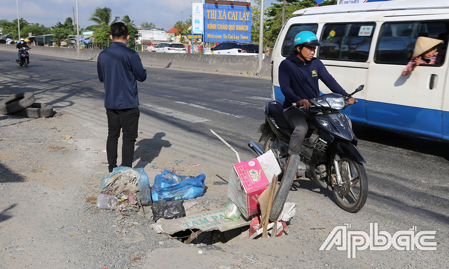 Hố sâu ngay tại ngã 3 Nhị Quý và QL.1