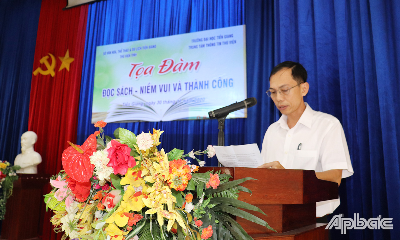 Đồng chí Võ Nam Phước, Giám đốc Thư viện tỉnh Tiền Giang phát biểu trong buổi tọa đàm.