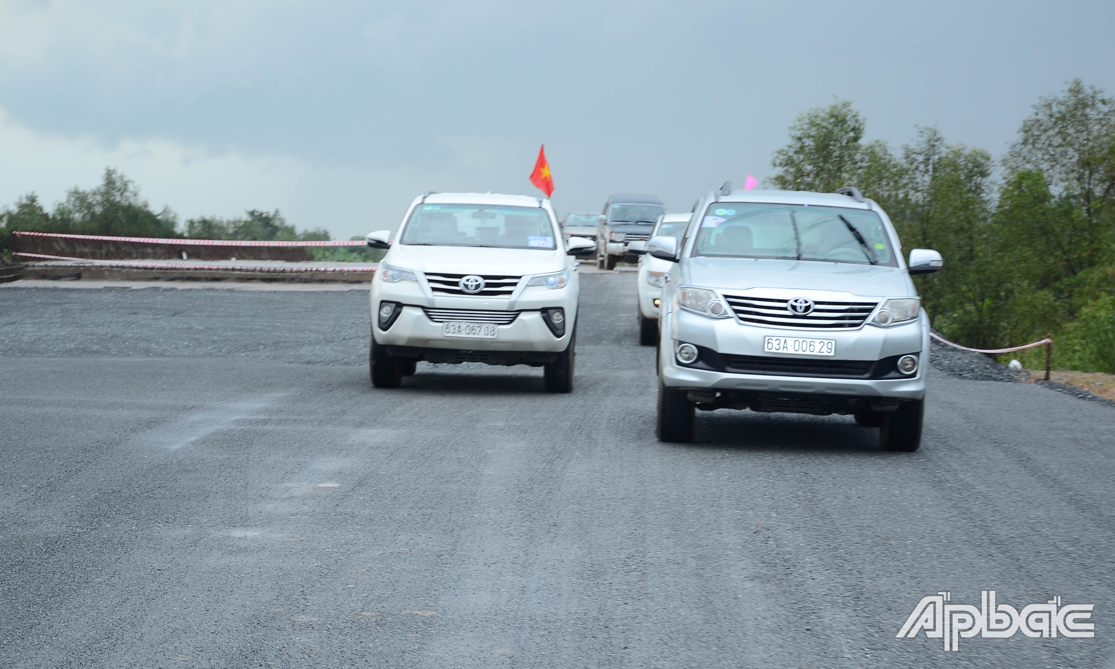 Các phương tiện lưu thông trên tuyến cao tốc Trung Lương - Mỹ Thuận.