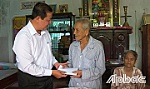 Đồng chí Phan Phùng Phú thăm và tặng quà gia đình chính sách