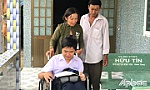 Chuyện về cậu học trò đến trường trên đôi chân của mẹ