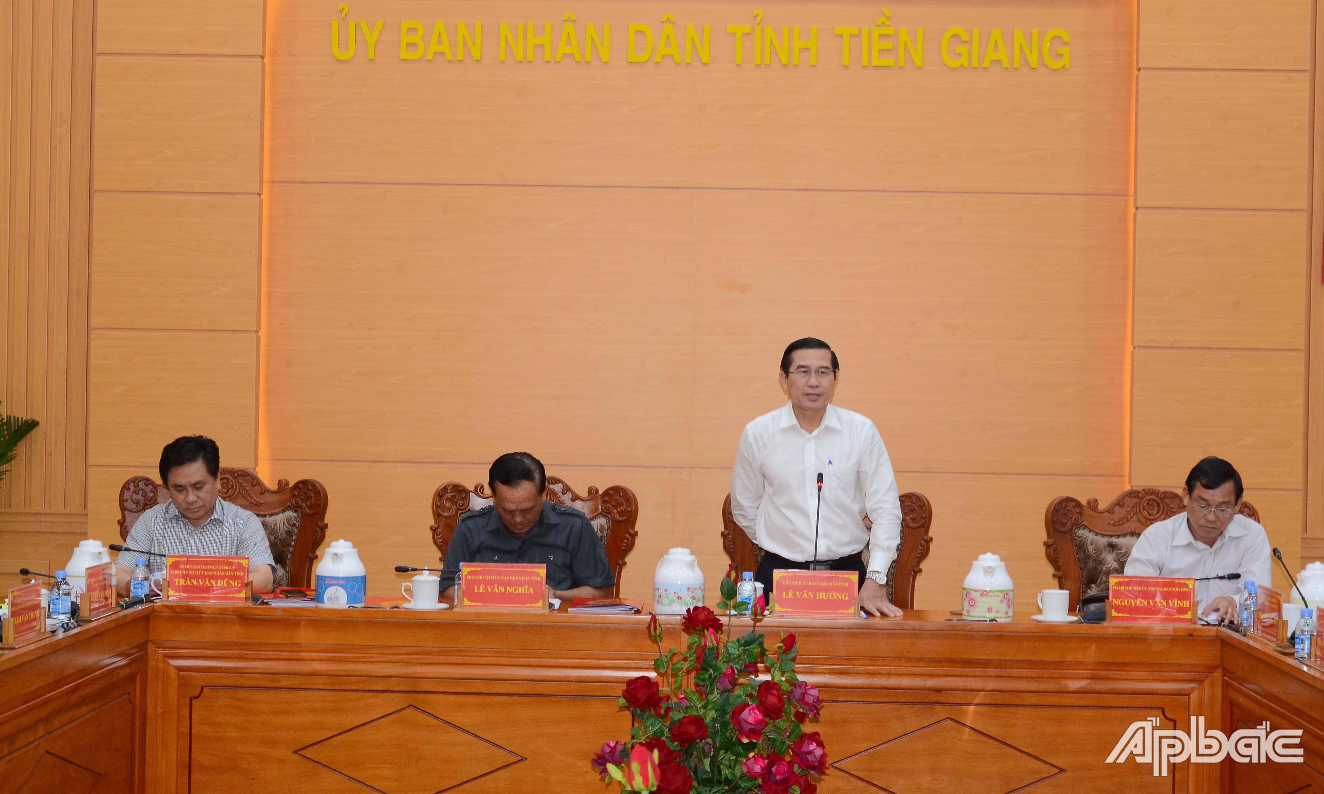 Đồng chí Lê Văn Hưởng phát biểu tại phiên họp.