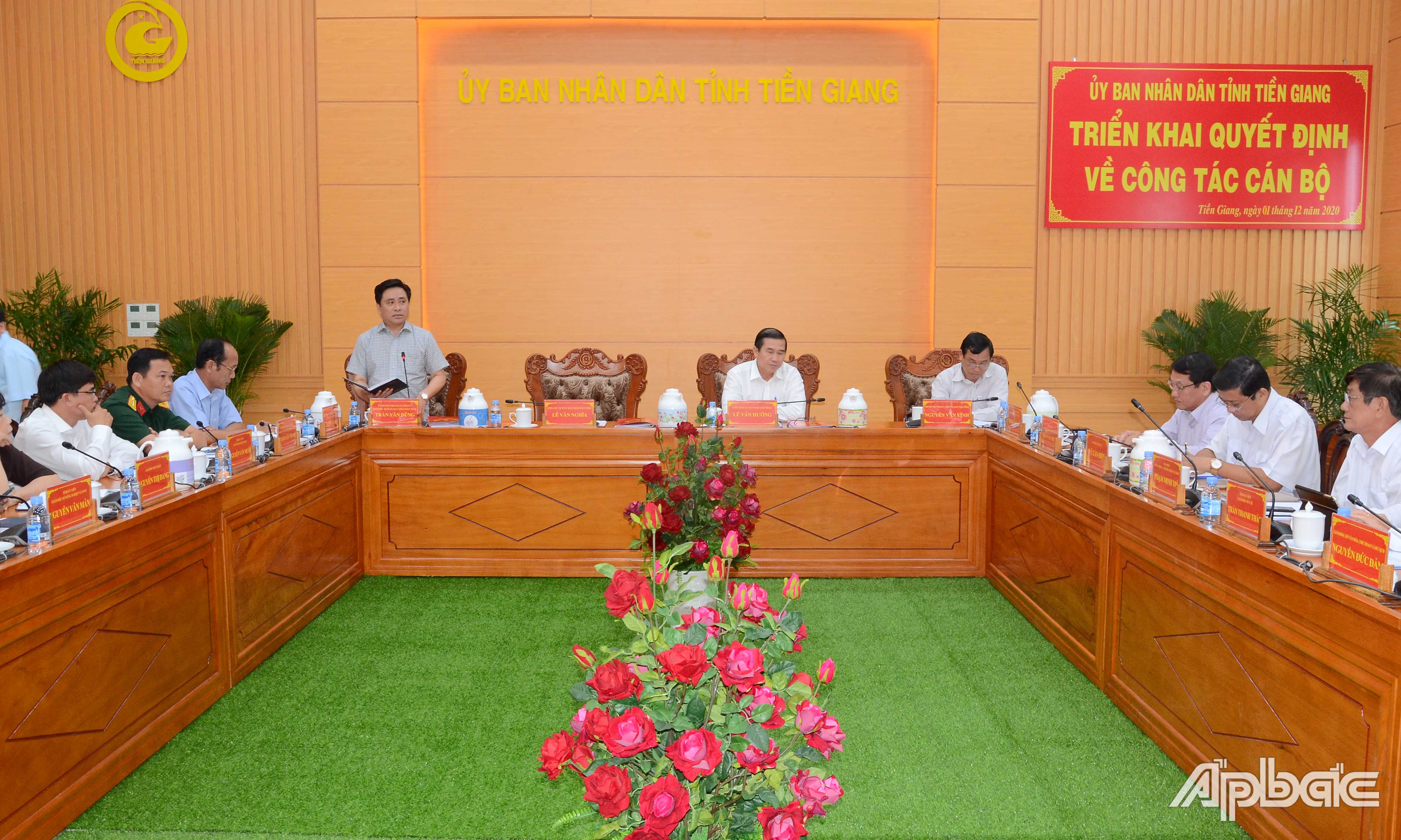 Đồng chí Trần Văn Dũng, Ủy viên Ban Thường vụ Tỉnh ủy, Phó Chủ tịch UBND tỉnh phát biểu tại phiên họp.