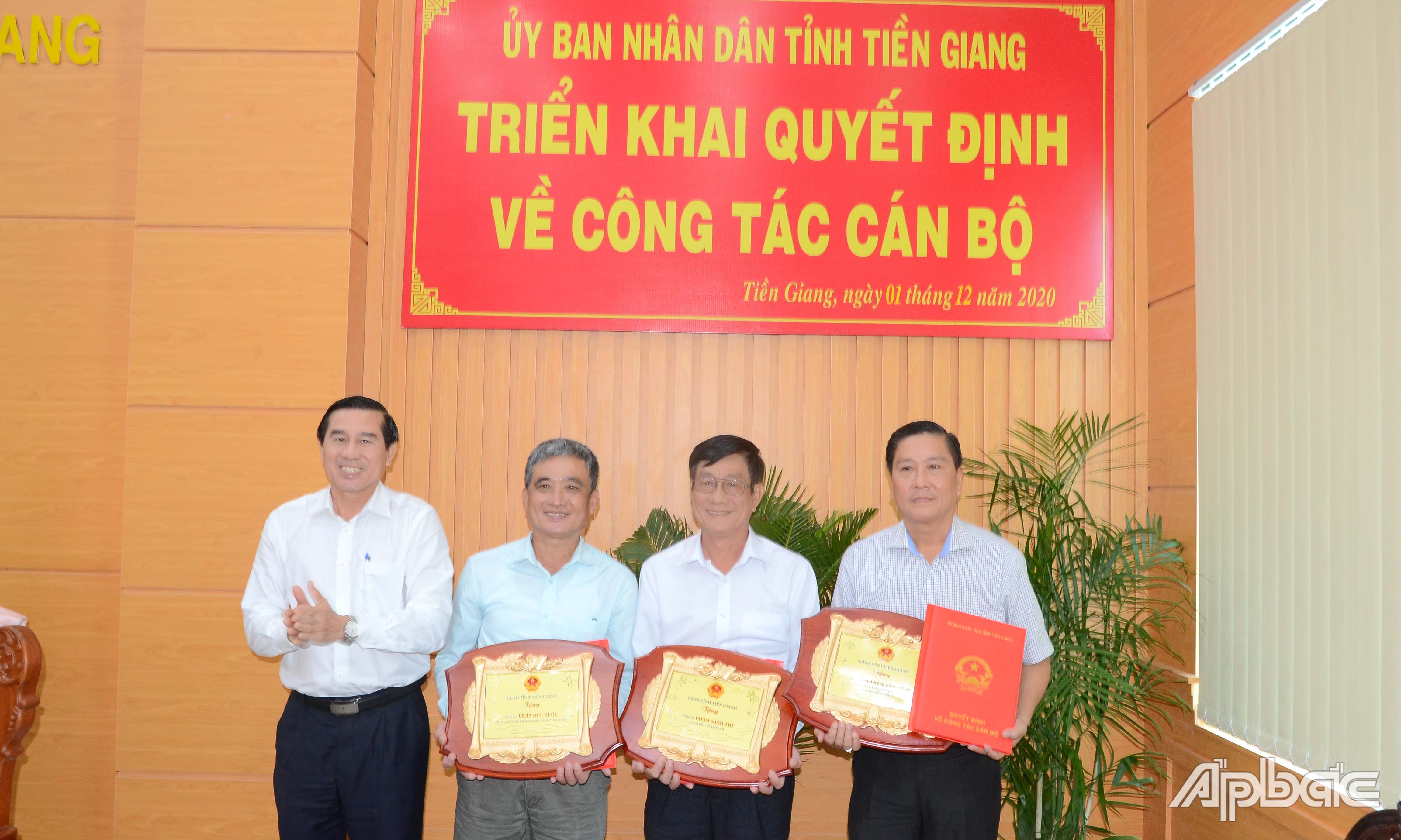 Đồng chí Lê Văn Hưởng trao quyết định về công tác cán bộ.