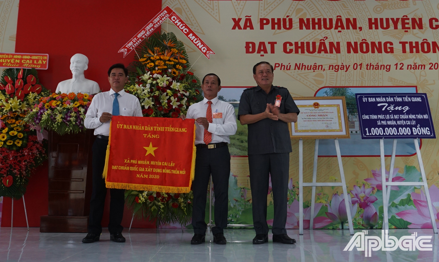 Đồng chí Lê Văn Nghĩa trao Bằng Công nhận đạt chuẩn NTM, tặng công trình phúc lợi trị giá 1 tỷ đồng và Cờ thi đua cho xã Phú Nhuận.