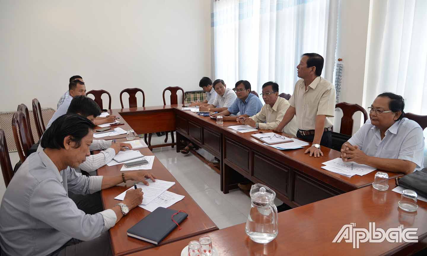 Các đại biểu trao đổi tại buổi làm việc.