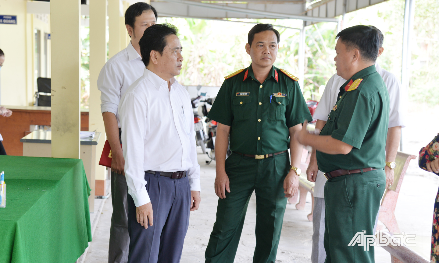 Công tác kiểm tra, giám sát khu vực cách ly được Tiền Giang thực hiện tốt. Trong ảnh, Phó Chủ tịch UBND tỉnh Trần Văn Dũng kiểm tra Bệnh viện dã chiến trước khi đưa vào hoạt động