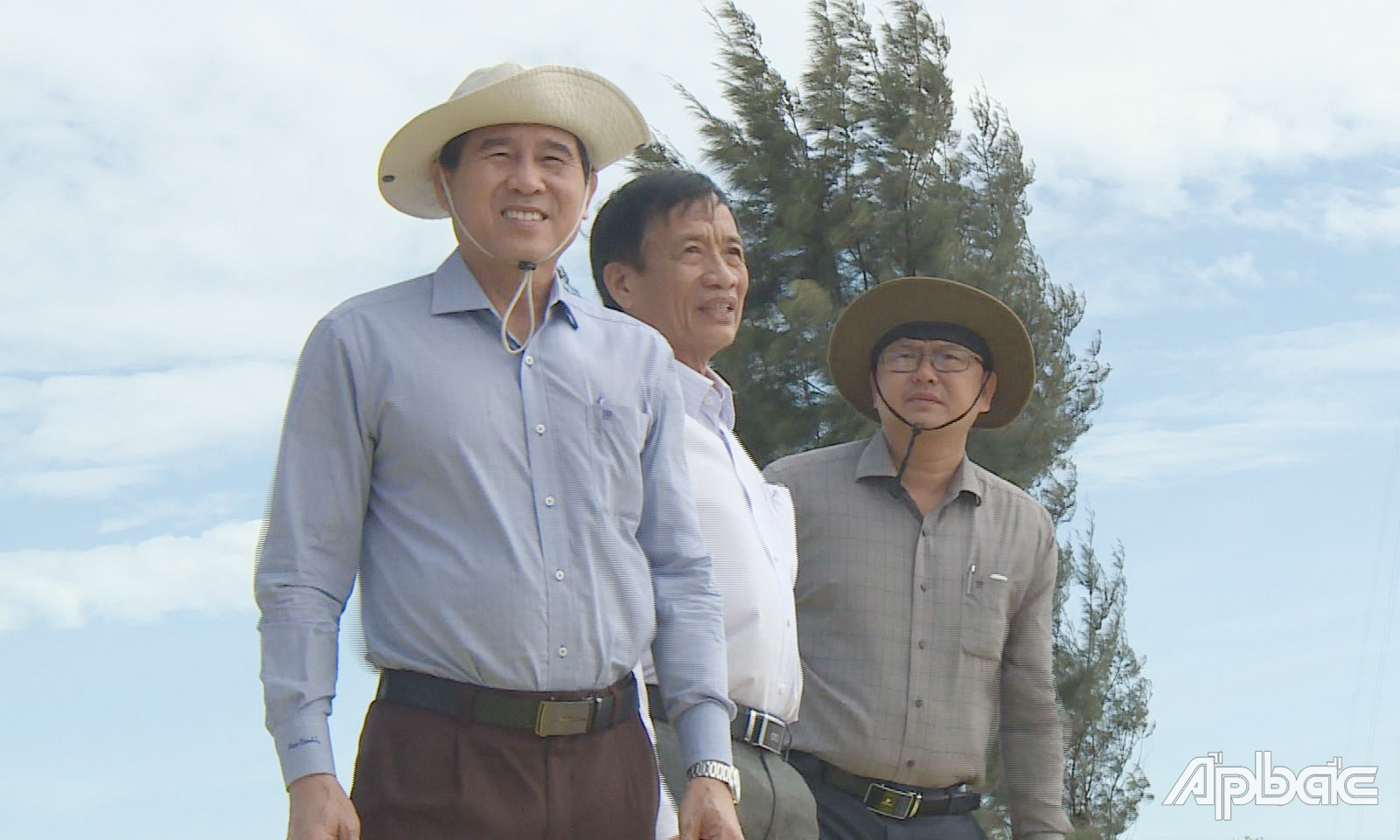 Đồng chí Lê Văn Hưởng kiểm tra tiến độ kè đê biển Gò Công.