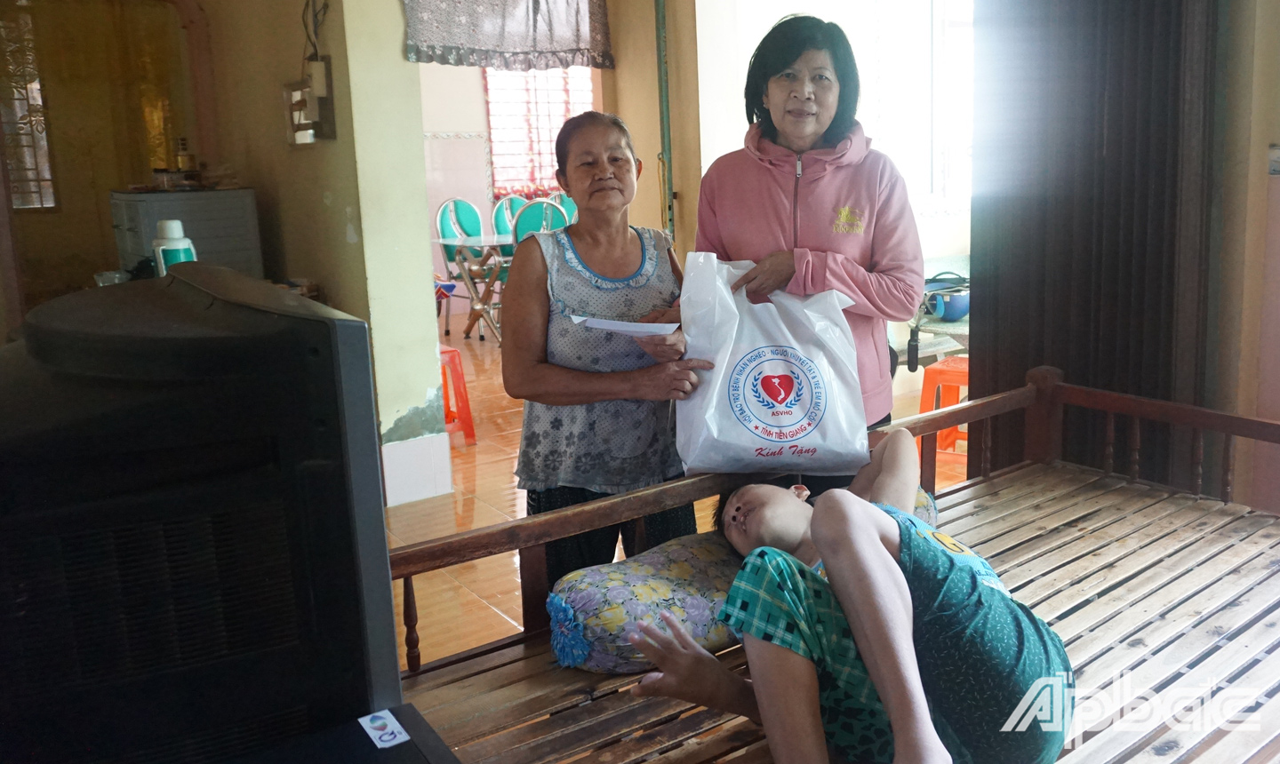 Một số hình ảnh trao quà ở xã Phú Cường, huyện Cai Lậy