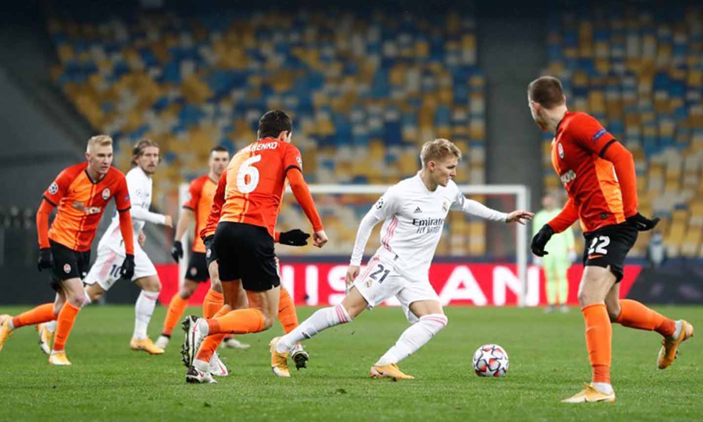 Real Madrid (áo trắng) đang cần những làn 