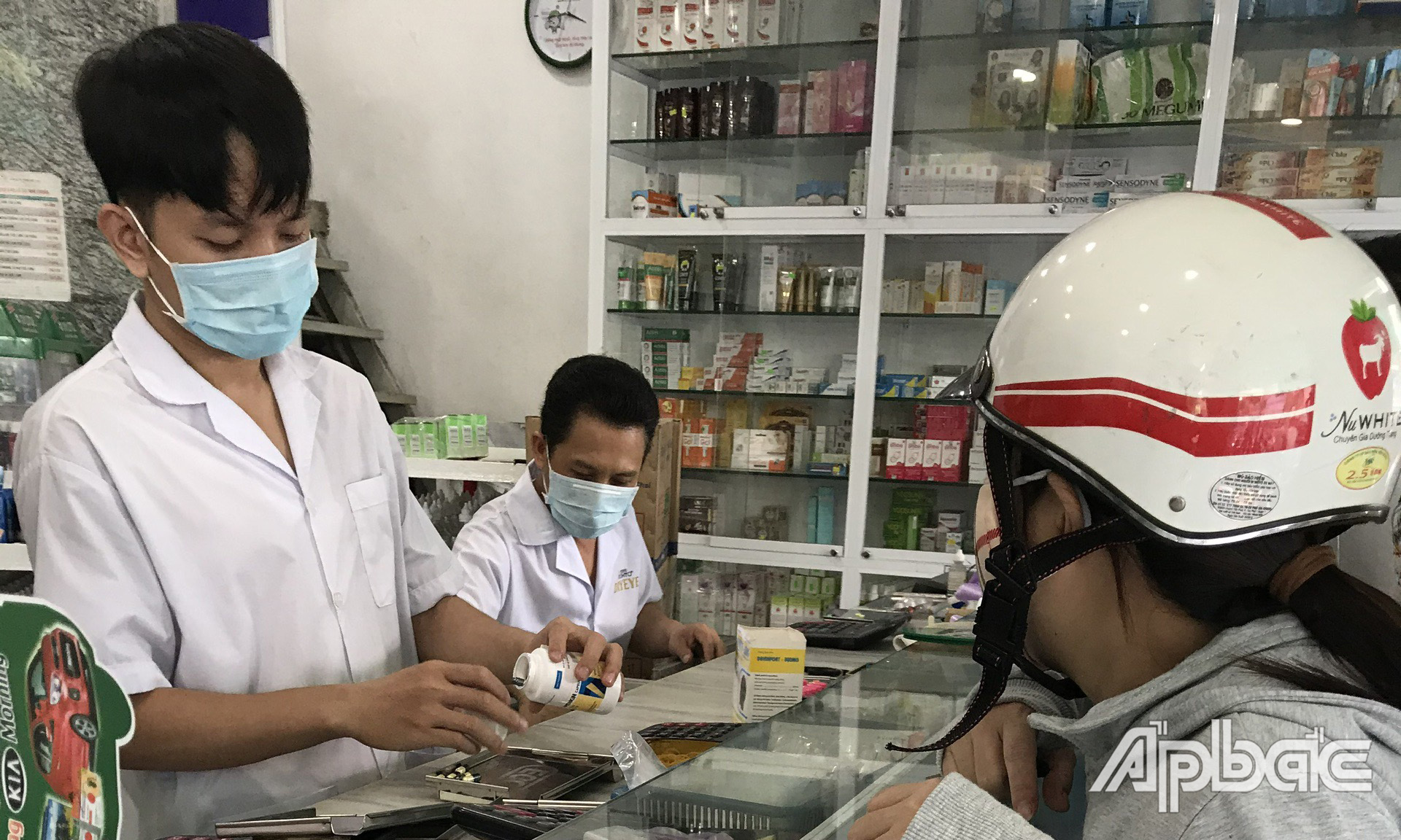 Người dân đến tìm mua KTYT nhưng không còn hàng.
