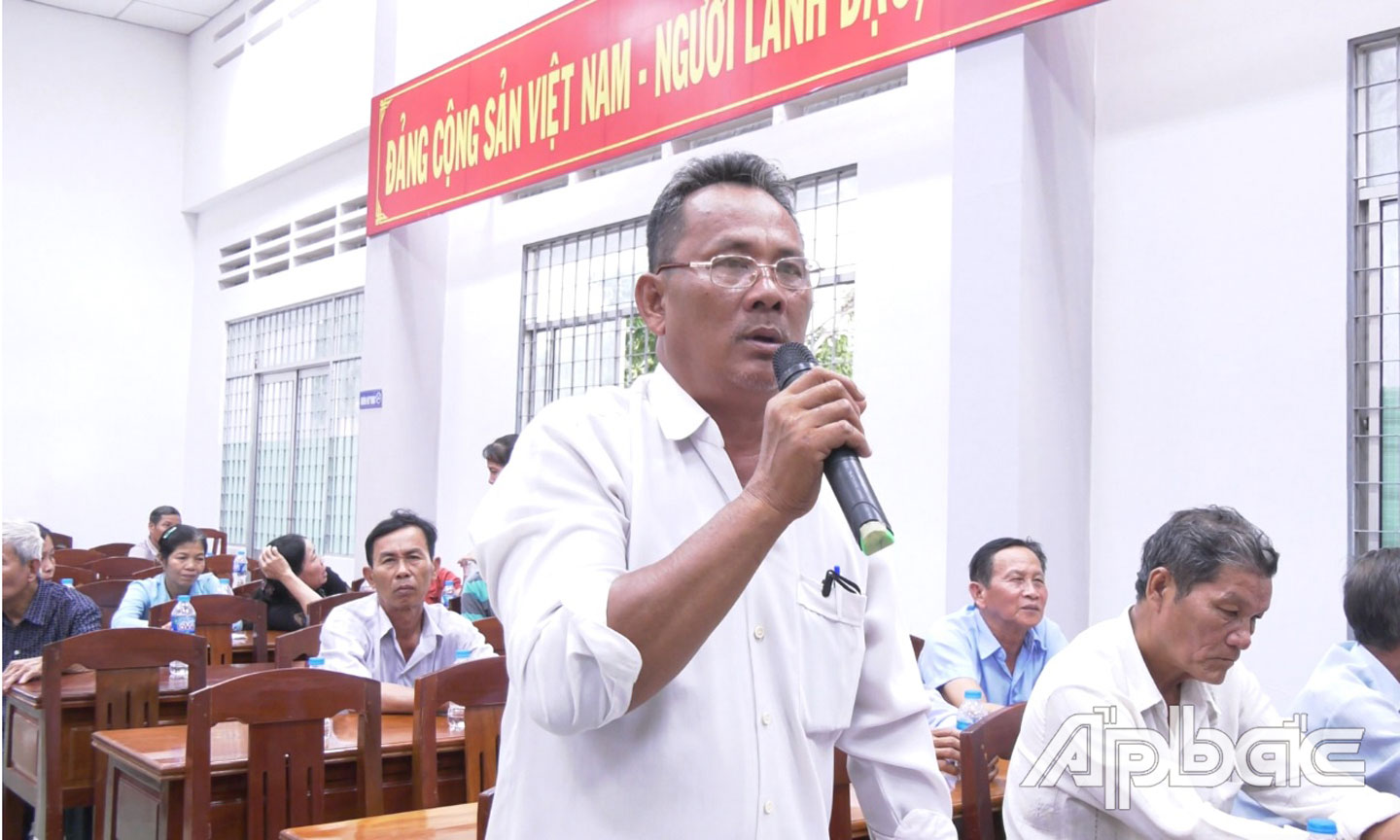 Cử tri nêu kiến nghị tại buổi tiếp xúc.