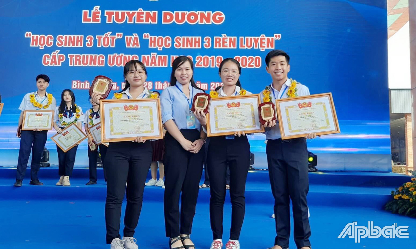 Cô Phan Thị Tuyết Nhung cùng với Hà An, Mỹ Hương và Duy Tân nhận danh hiệu “Học sinh 3 tốt” cấp Trung ương năm học 2019 – 2020.