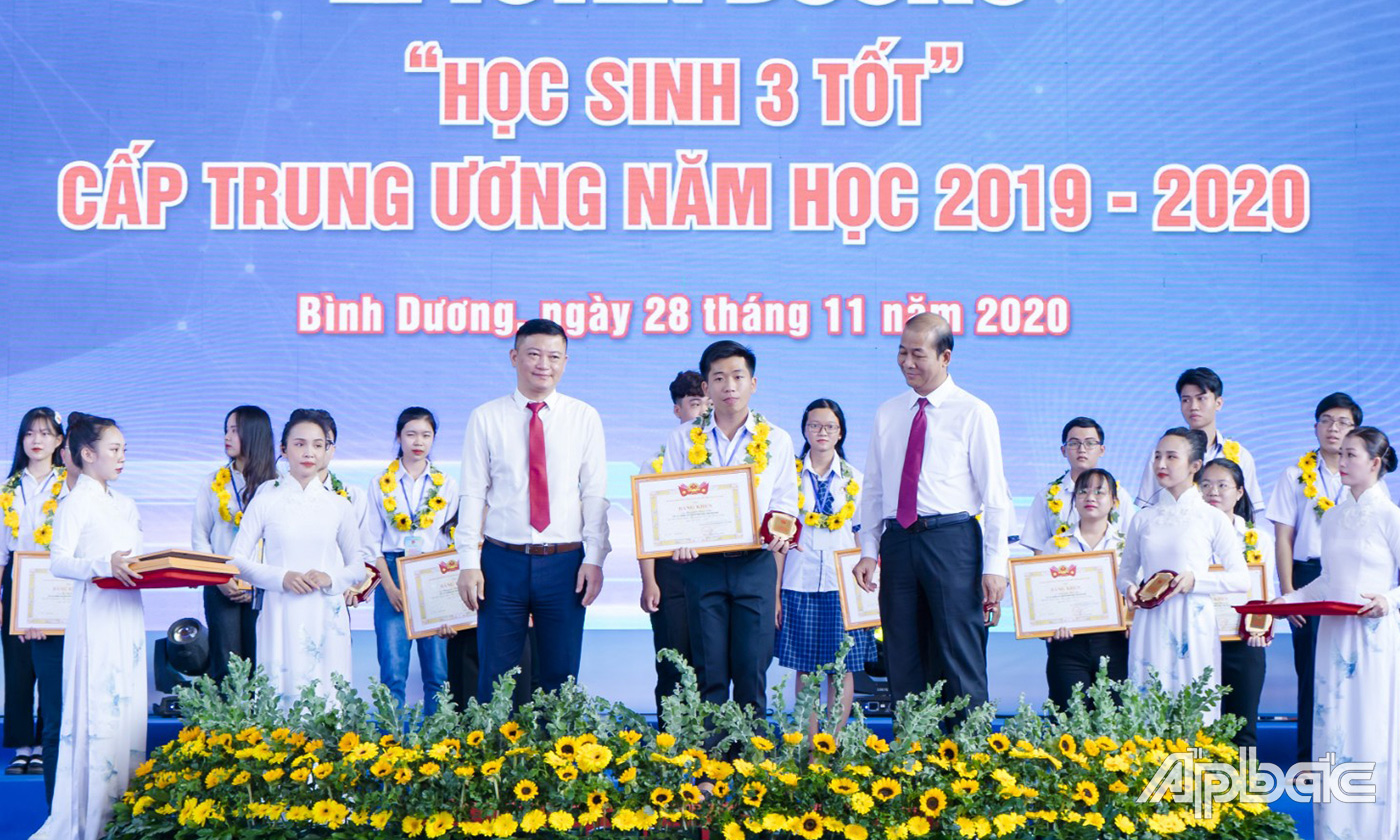 Nguyễn Duy Tân nhận danh hiệu “Học sinh 3 tốt” cấp Trung ương năm học 2019 – 2020.