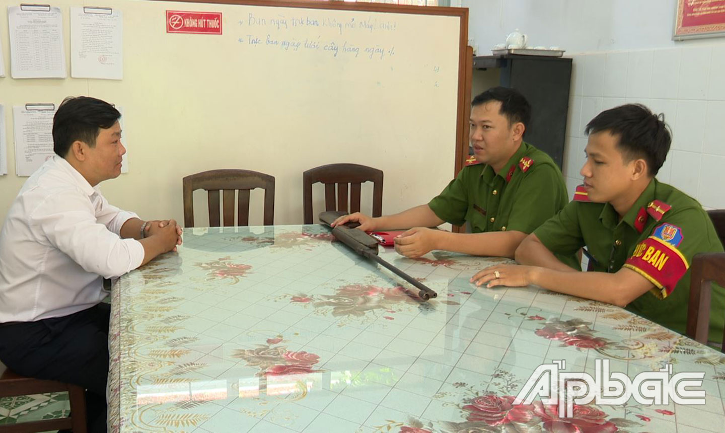 Ông Huỳnh Văn Dễ giao nộp súng hơi tại Công an xã Lương Hòa Lạc, huyện Chợ Gạo. Ảnh: THANH VIỆT