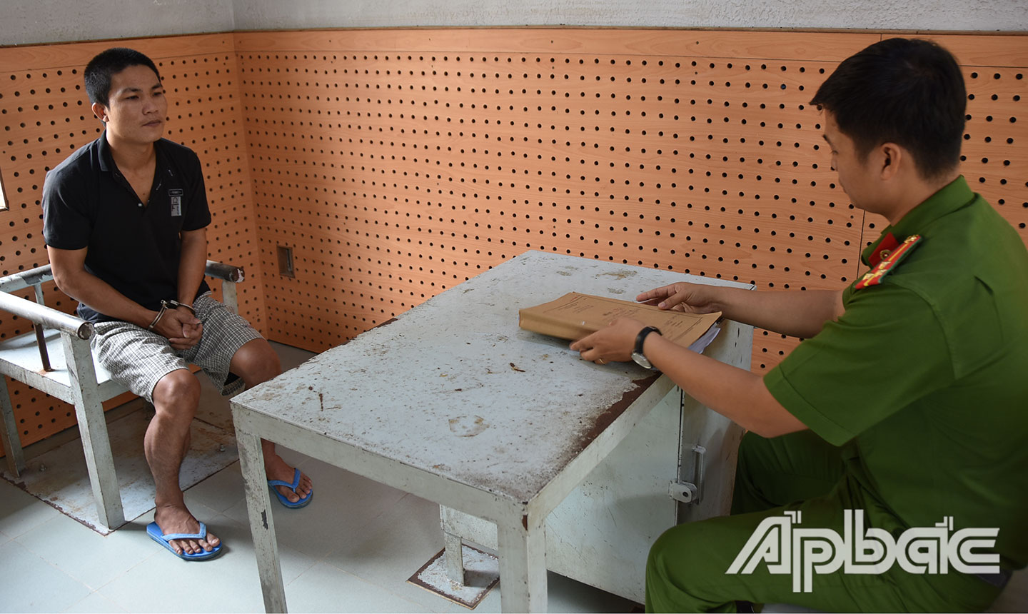 Đối tượng Nguyễn Mến Em tại Công an huyện Cái Bè. Ảnh: LÊ HOÀI
