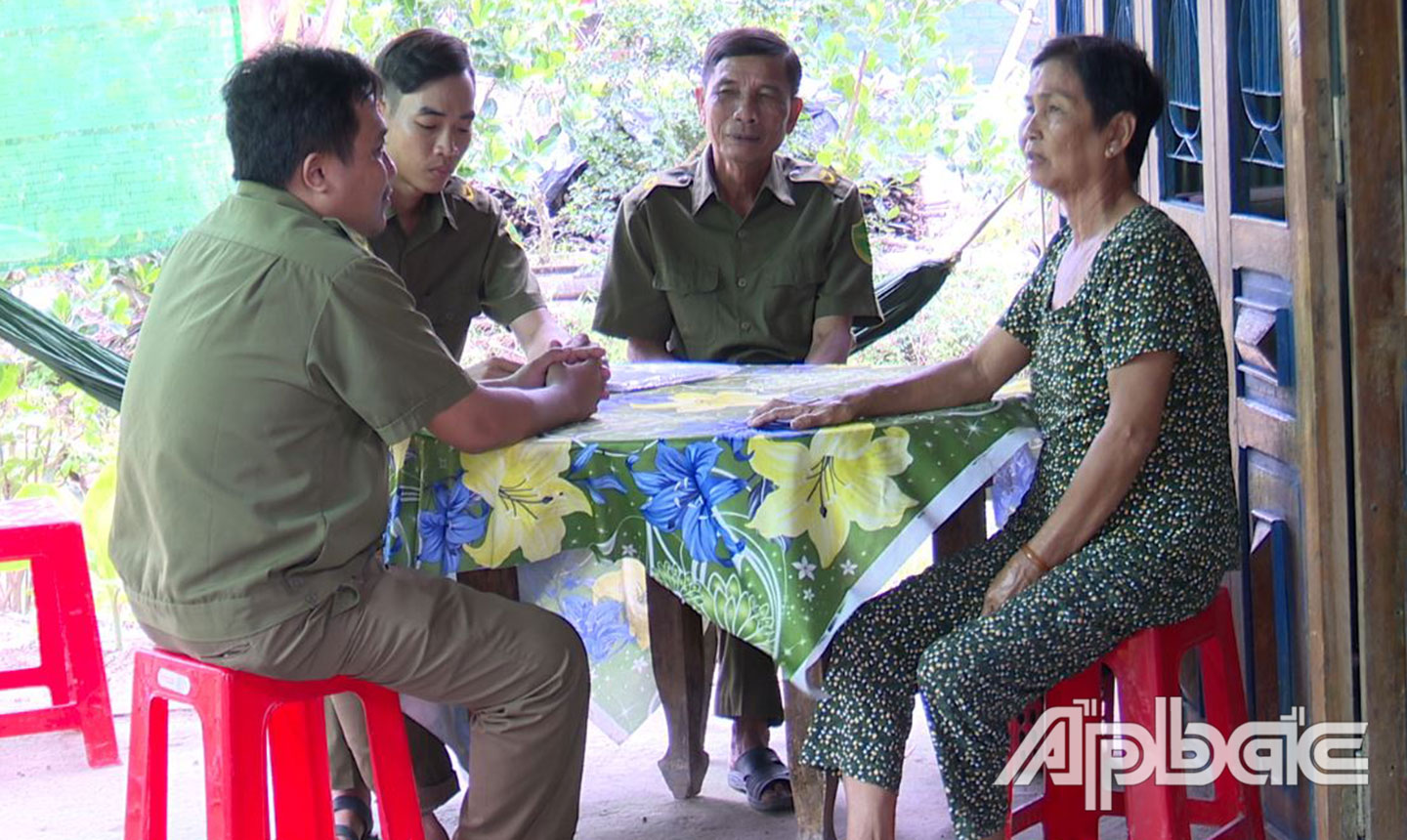 Công an xã Hậu Mỹ Bắc B, huyện Cái Bè trao đổi vụ việc với bà Võ Thị Bé (mẹ Nguyễn Mến Em). Ảnh: LÊ HOÀI
