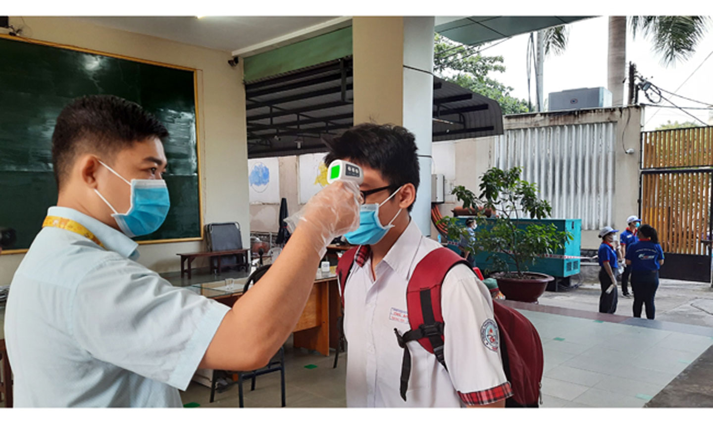 Kiểm tra thân nhiệt học sinh trước khi vào học tại Trường THPT Thủ Đức, quận Thủ Đức.