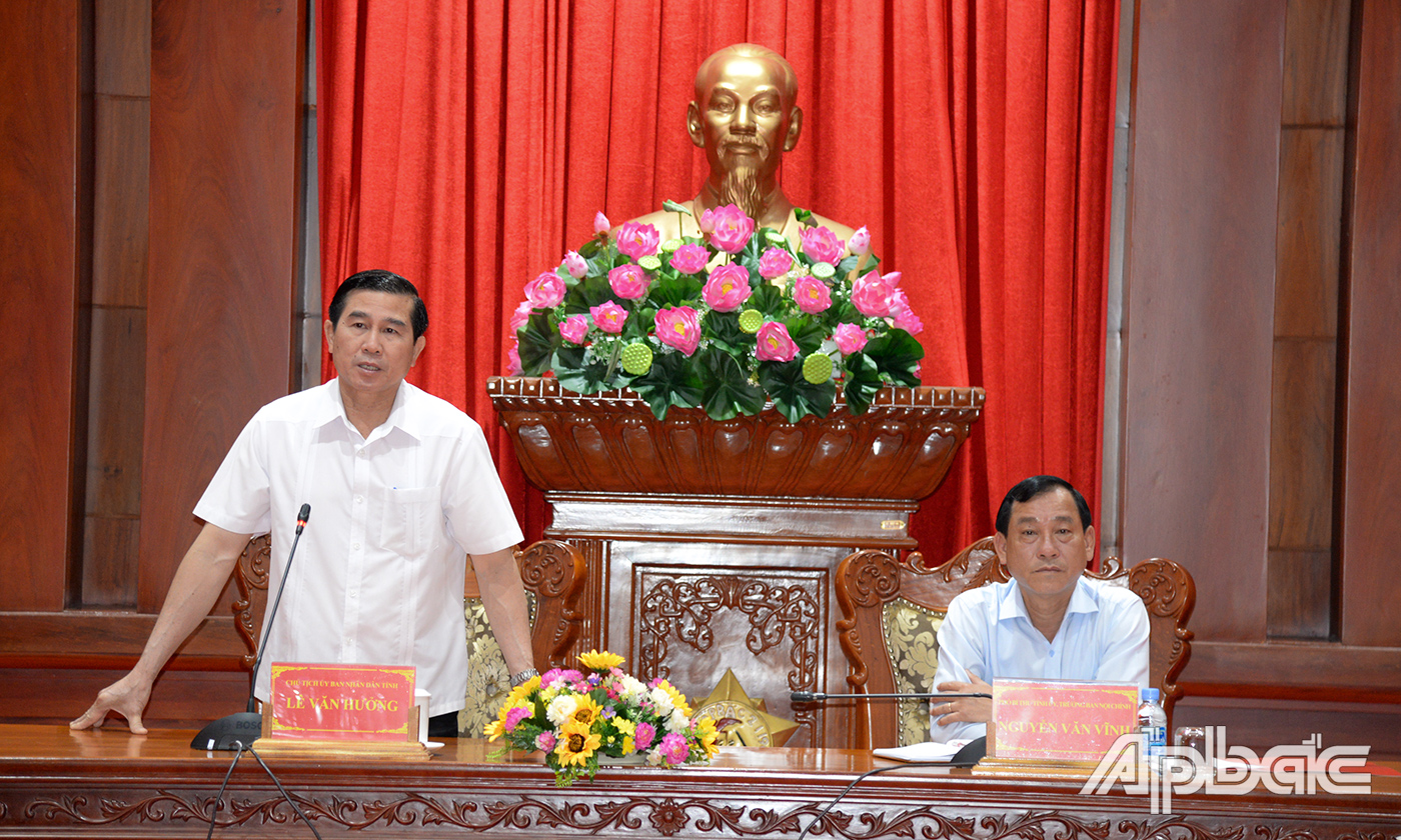 Đồng chí Lê Văn Hưởng phát biểu tại cuộc họp.