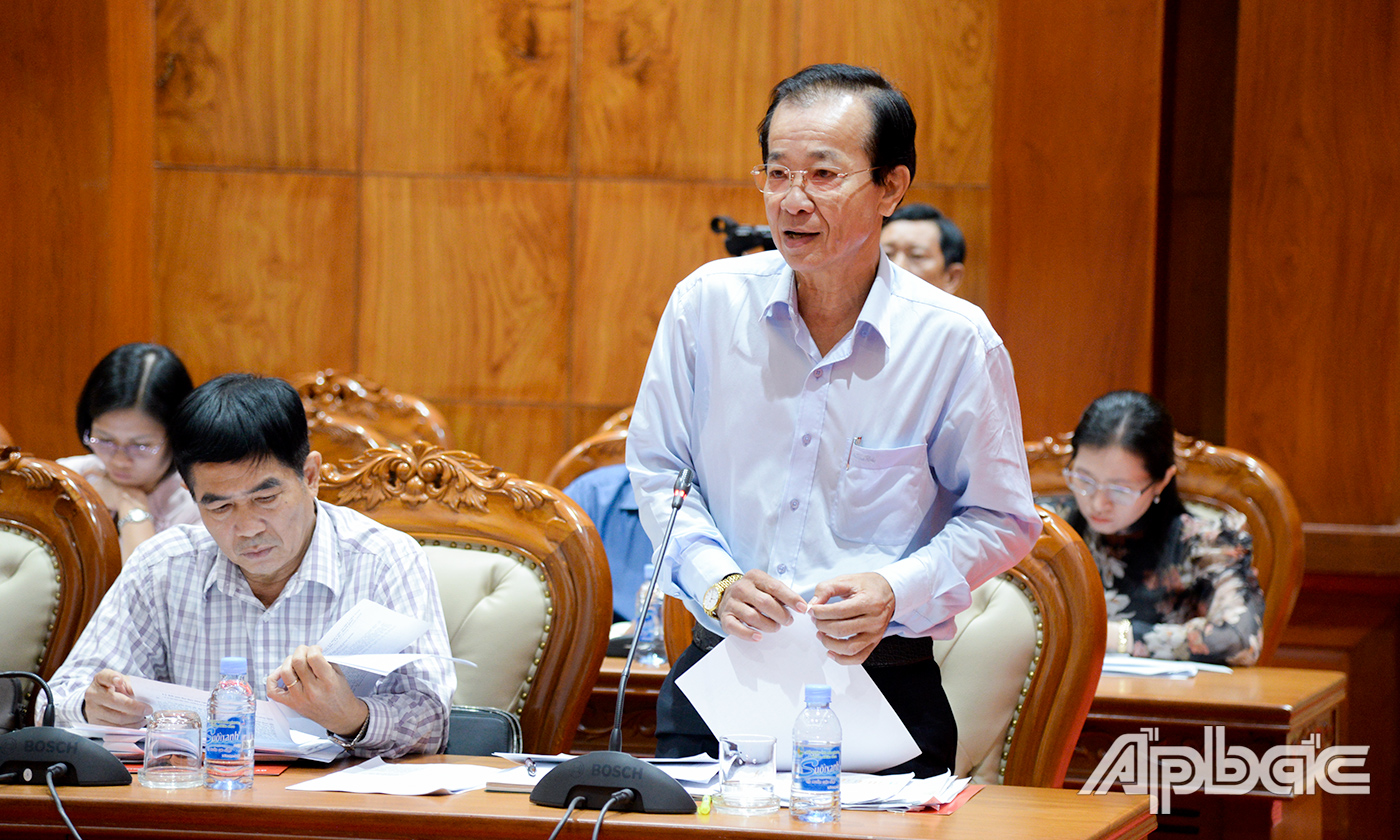 Cục trưởng Cục Thuế tỉnh Tiền Giang Cao Văn Tạo phát biểu tại cuộc họp.