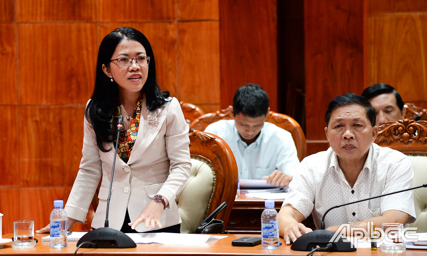 Giám đốc Sở Tài chính Nguyễn Kim Tuyến phát biểu tại cuộc họp.