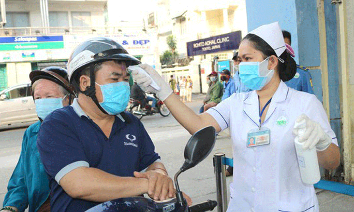 Người dân đến thăm khám tại Bệnh viện Da liễu TPHCM đều được đo thân nhiệt ngay từ cổng bệnh viện