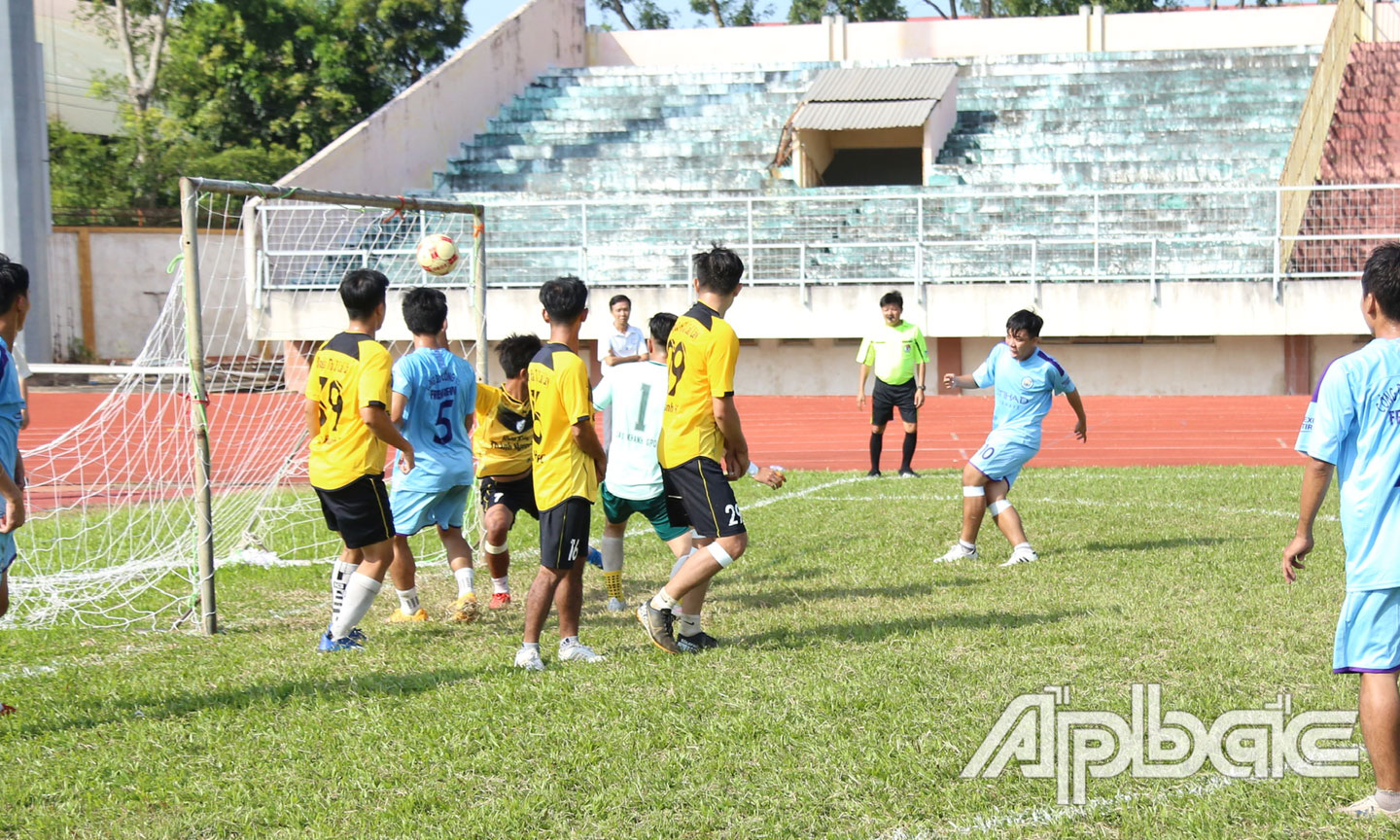 Trận chung kết hạng A bóng đá nam.