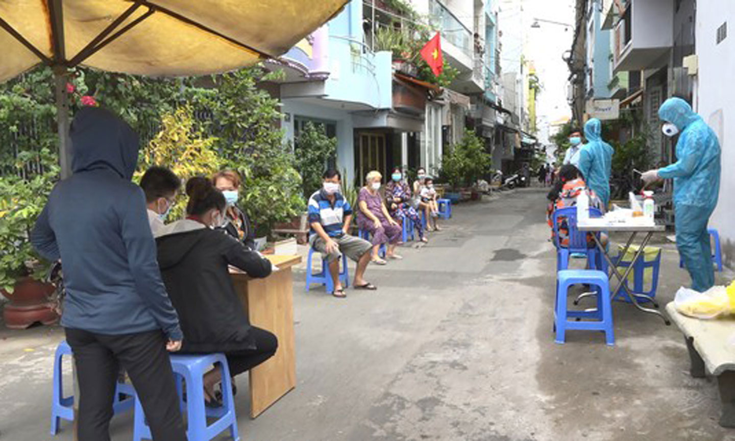 Nhân viên y tế lấy mẫu xét nghiệm cho người dân.