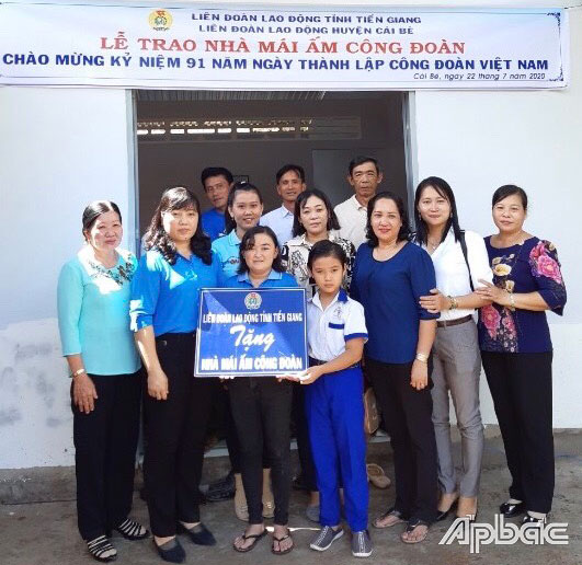 LĐLĐ huyện Cái Bè trao “Mái ấm Công đoàn” cho công đoàn viên có hoàn cảnh khó khăn về nhà ở. 