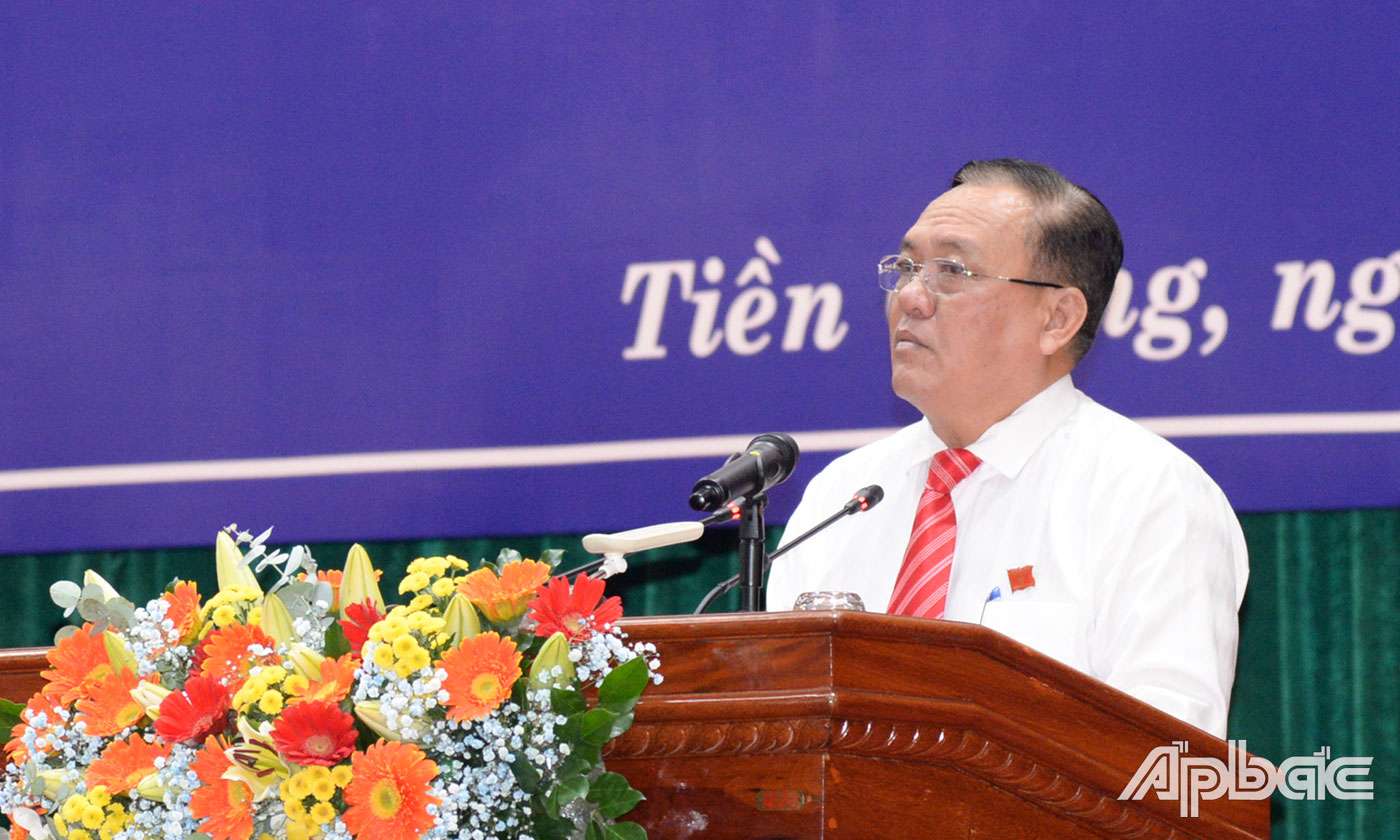 Phó chủ tịch UBND tỉnh Lê Văn Nghĩa báo cáo kết quả thực hiện nhiệm vụ kinh tế-xã hội năm 2020