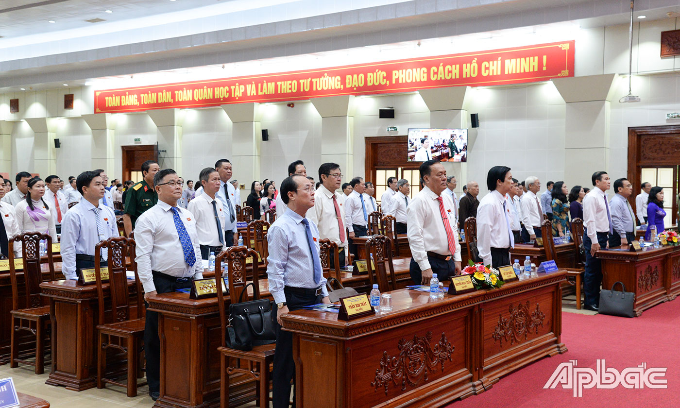 Chào cờ trước kỳ họp