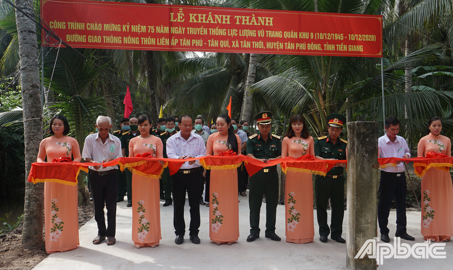 Các đại biểu cắt băng khánh thành tuyến đường giao thông nông thôn liên ấp xã Tân Thới 