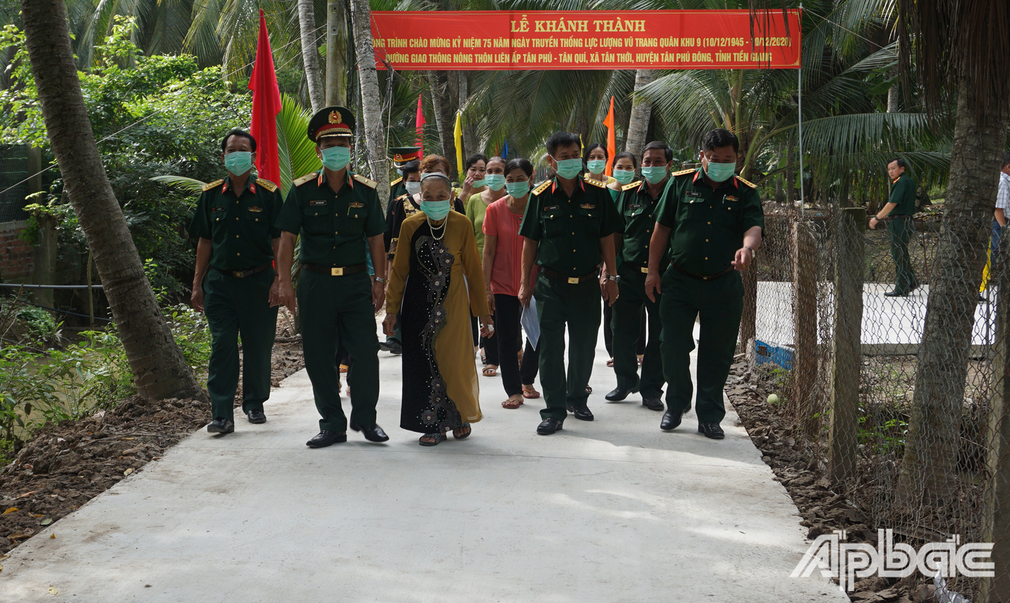 Các đại biểu cùng nhân dân trong ấp tham quan tuyến đường mới