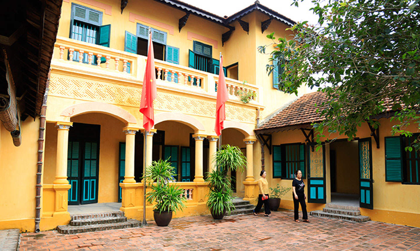 Nhà lưu niệm Chủ tịch Hồ Chí Minh ở làng Vạn Phúc hằng năm thu hút nhiều đoàn khách đến tham quan.