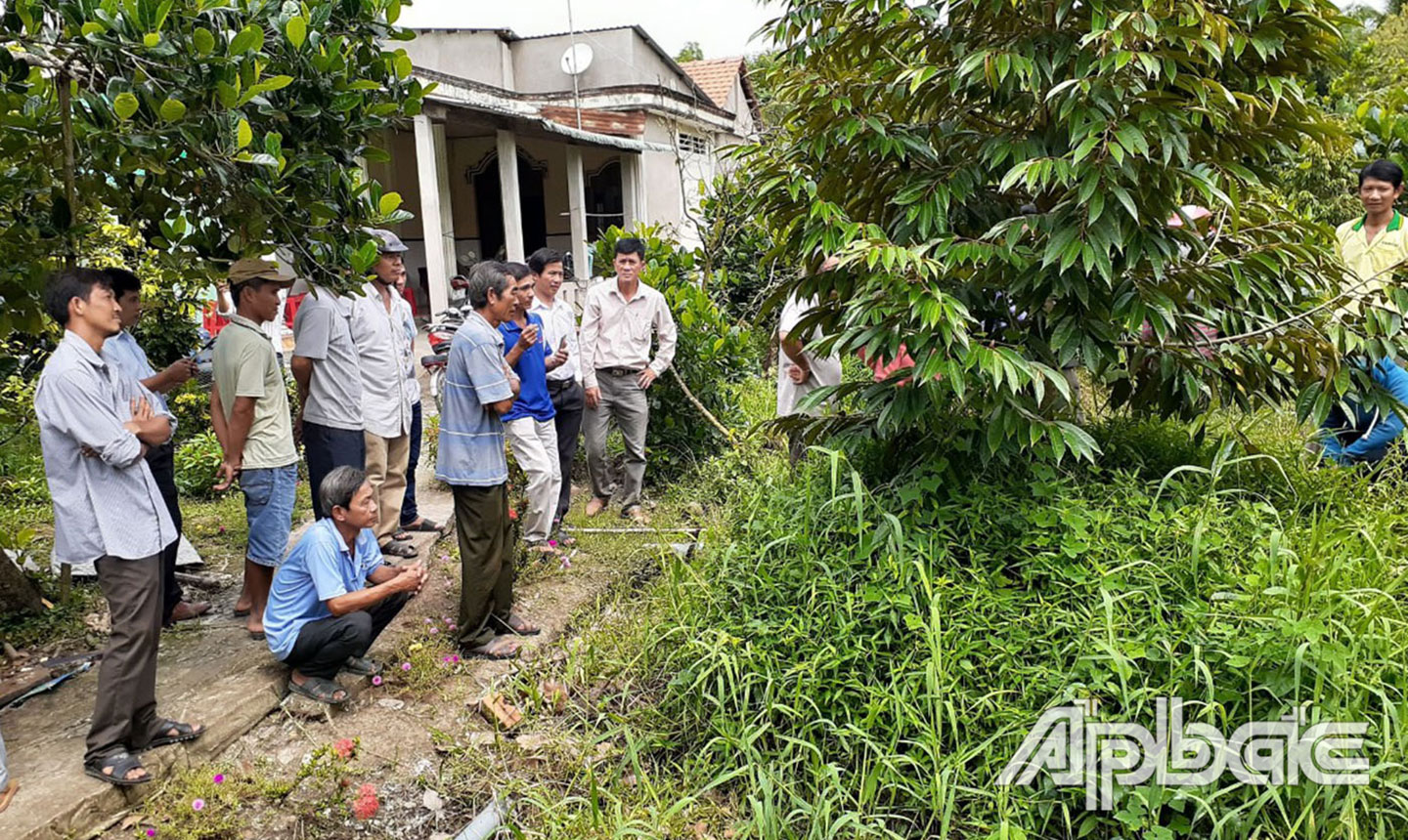 Hội viên nông dân tham gia lớp dạy nghề trồng và nhân giống cây sầu riêng.