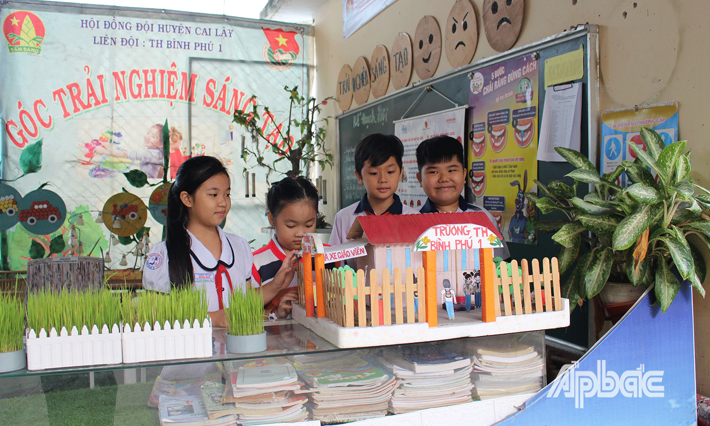 Học sinh khám phá mô hình. 